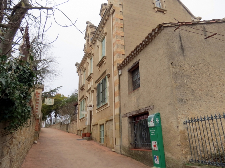 D'apres la servante les gens du village le foulait au pied !!! - Rennes-le-Château