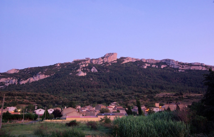 Le chateau surplombant le village - Rouffiac-des-Corbières