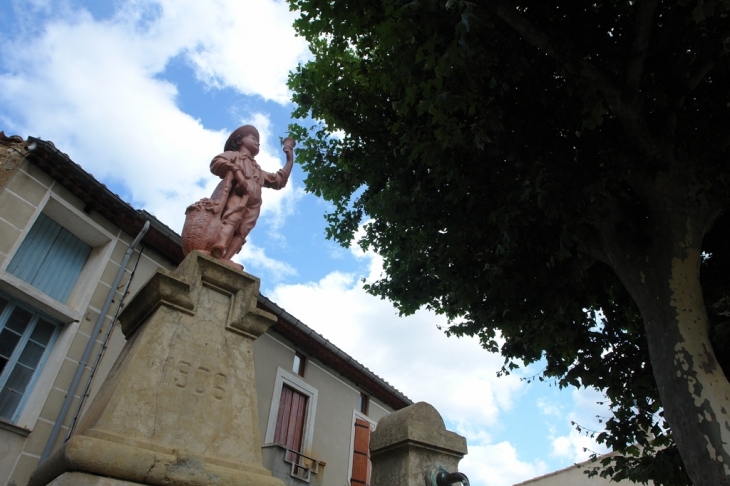 Détail de la fontaine - Rouffiac-des-Corbières