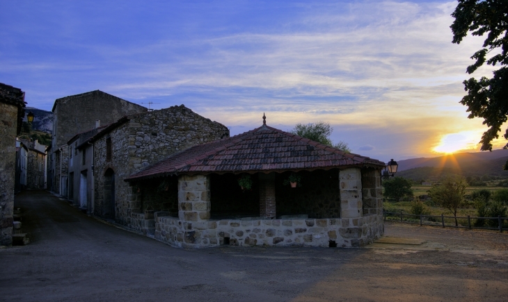 Coucher de soleil sur le lavoir.JMK - Rouffiac-des-Corbières