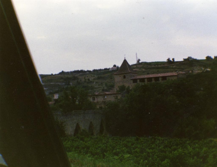 L'église vue du pont - Saint-Polycarpe