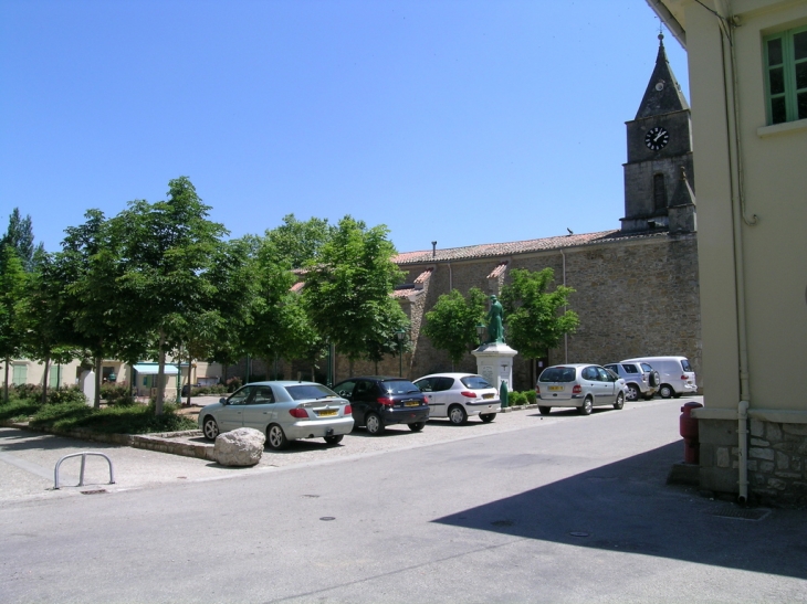 Place de l'église, sous les marroniers un jour d'été - Sainte-Colombe-sur-l'Hers