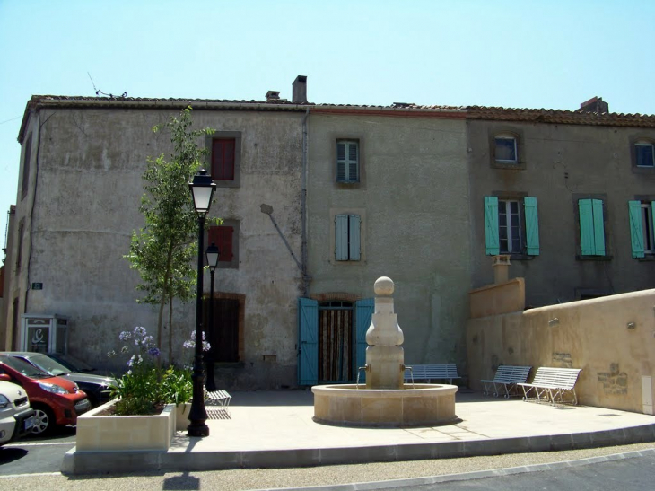 Place de la mairie avec sa fontaine - Sainte-Eulalie