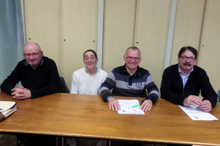 Le bureau du club de pétanque et le maire - Sainte-Eulalie