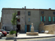 place de la mairie avec sa fontaine