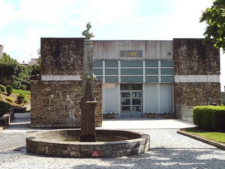 Fontaine devant la mairie - Saissac