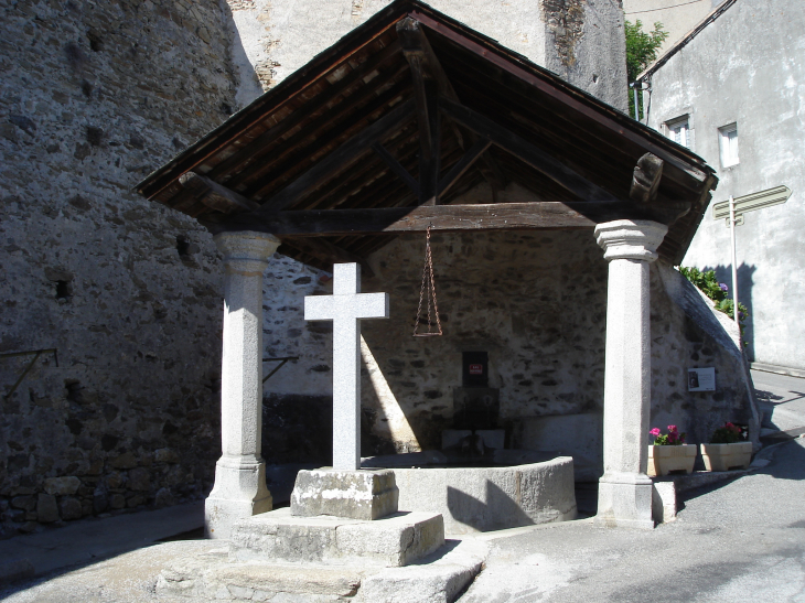 Construit entre 1889 et 1890, cet ensemble est unique sur le canton par la qualité de son architecture ,le bassinest de forme ovale, couvert d'une charpente reposant sur les deux colonnes de granit ,elles mêmes surmontées de chapiteaux.la croix marque l'e - Saissac