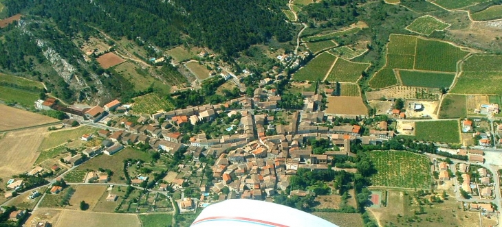 Vue aérienne du village - Thézan-des-Corbières