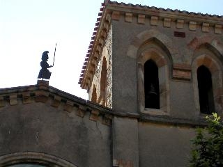 Sans-culotte révolutionaire et son bonnet frigien au sommet de l' église - Thézan-des-Corbières