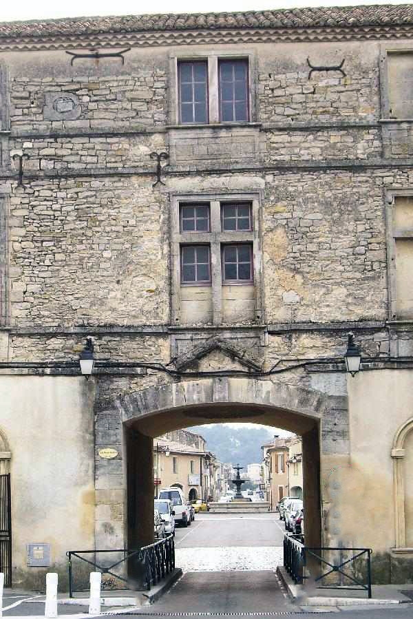 Le porche de la mairie - Caveirac