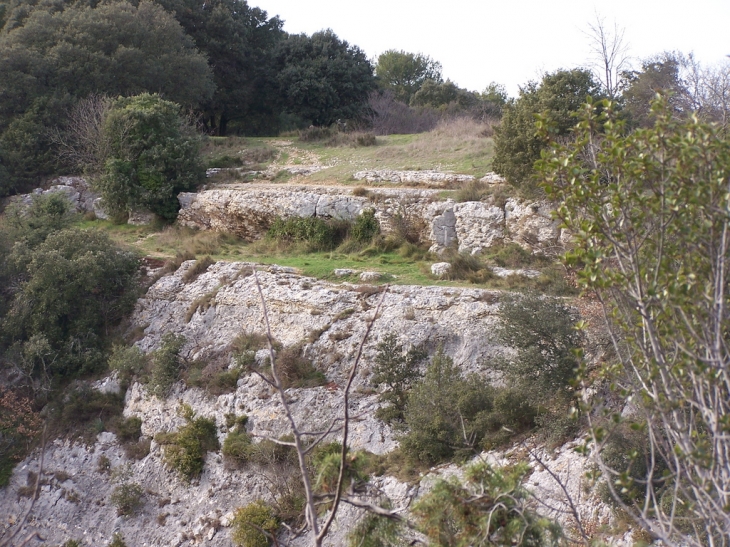 Rochers en bordure de gouffre des Espeluca - Dions