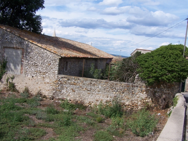 Remise en bordure de route dans Dions