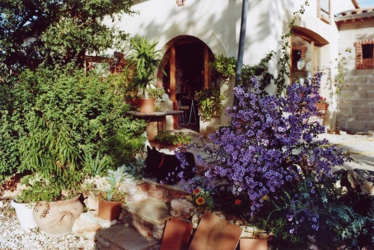 Entrée de l'atelier de faïence: Poterie du Jardin Feuri - Méjannes-le-Clap