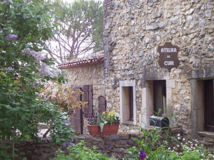 Entrée atelier cuir, centre du vieux village - Méjannes-le-Clap