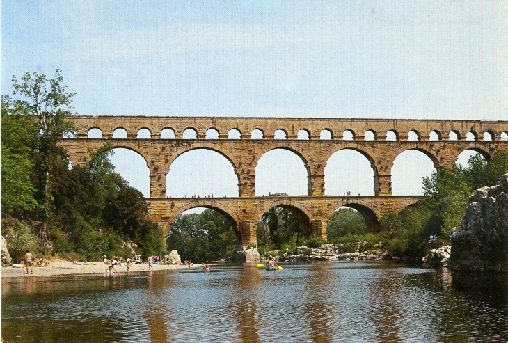 Baignade au Pont du Gard (carte postale de 1980) - Remoulins