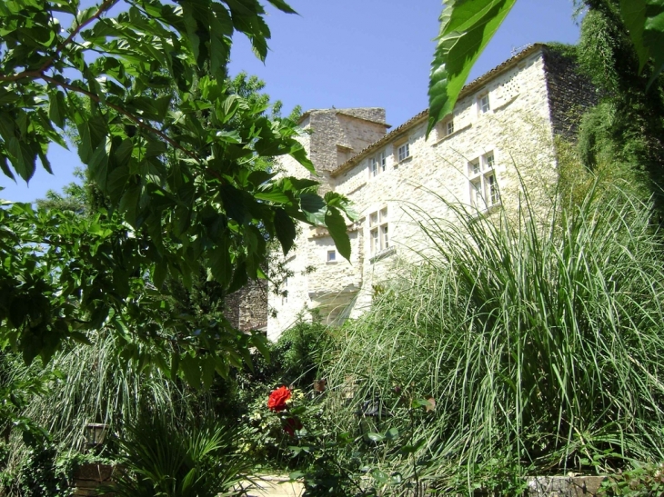 Vue de la façade en été - Saint-Étienne-de-l'Olm