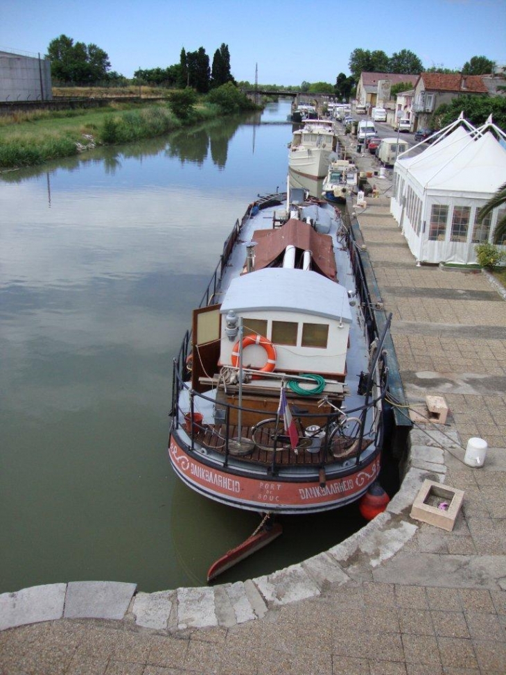 Saint-Gilles-du-Gard, Canal du Rhône