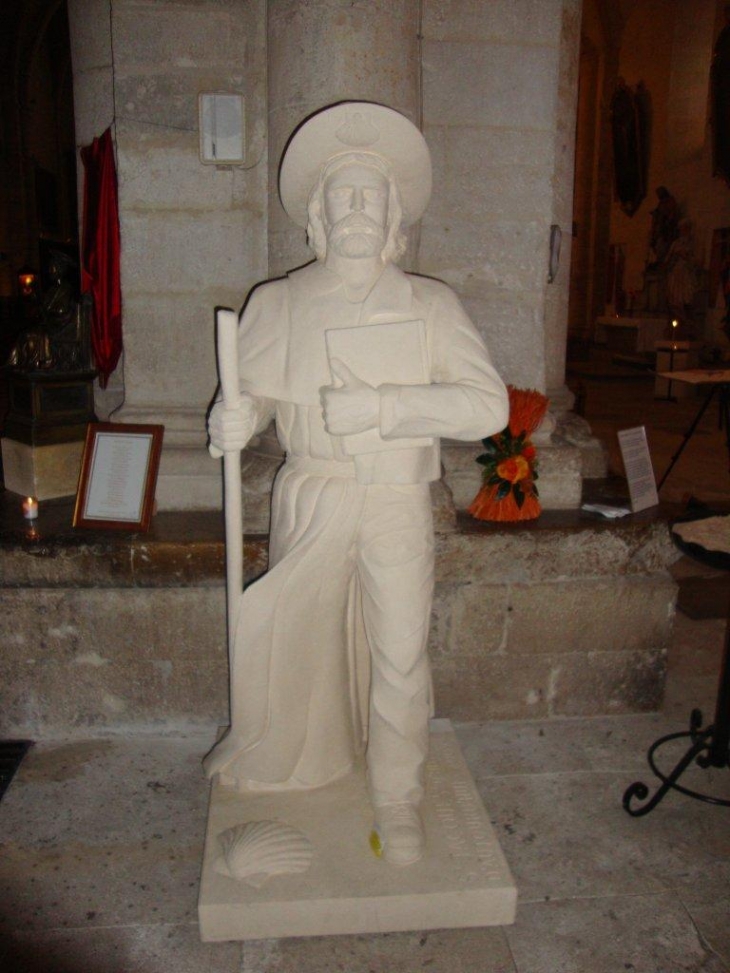 Saint-Gilles-du-Gard, statue pèlerin 