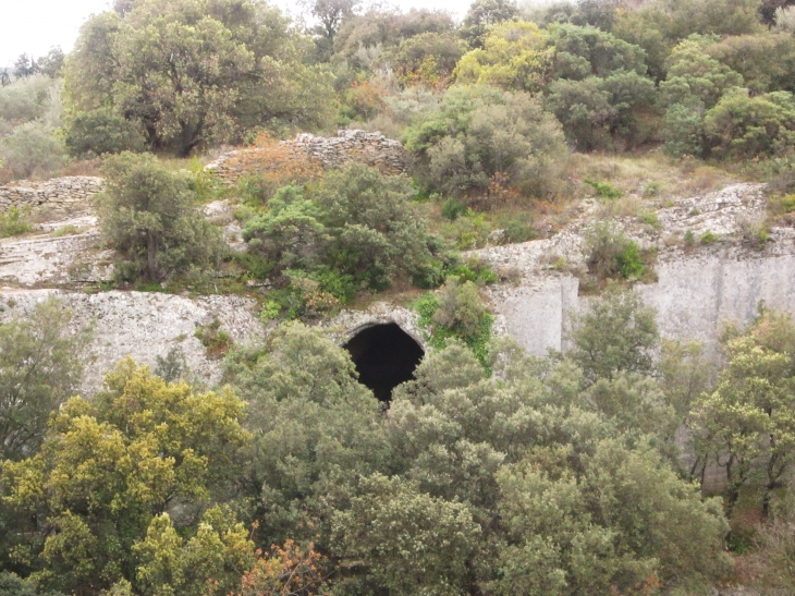 Vu sur la grotte que nouss trouverons en fin de promenade quand nous aurons fait le tour  par la garrigue  - Sernhac