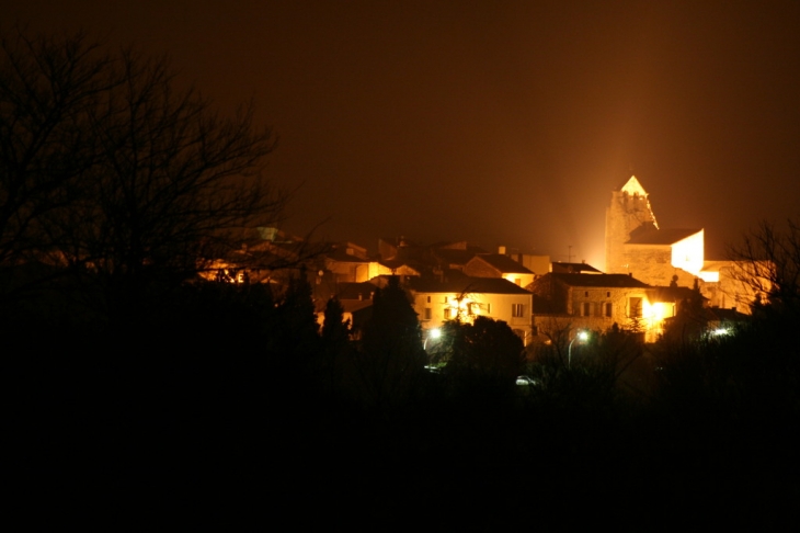 Vue de l'arrière du village la nuit - Théziers