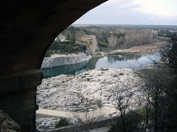 Le Gard vu du pont - Vers-Pont-du-Gard