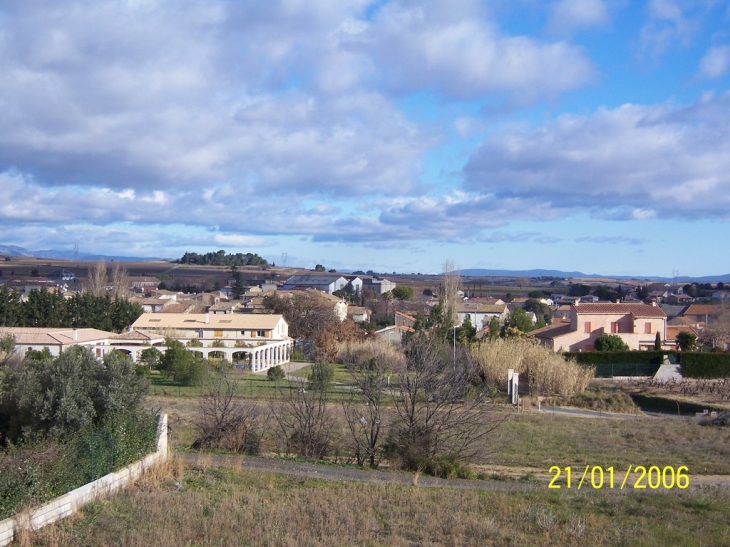 Vue sur le village,du chemin du Pioch - Adissan