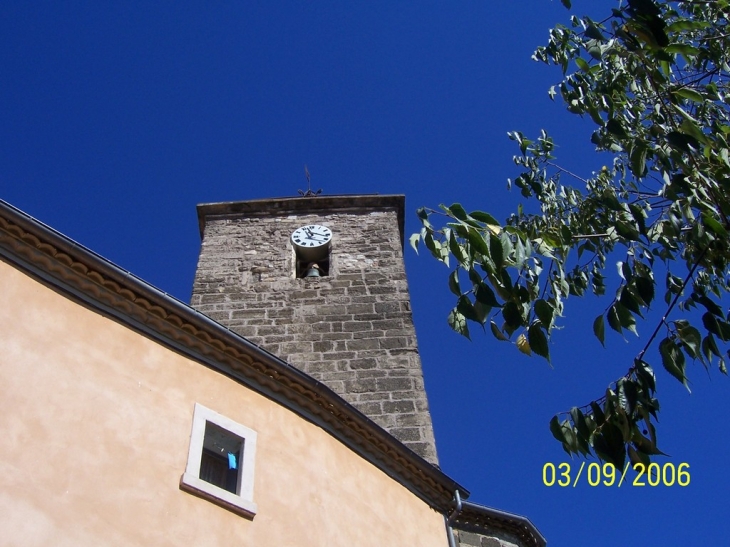 Vue sur le clocher d'Adissan,en pouzollanne