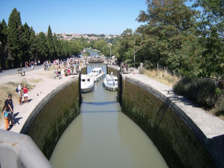 Les neufs écluses de fonséranes sur le canal du midi - Béziers