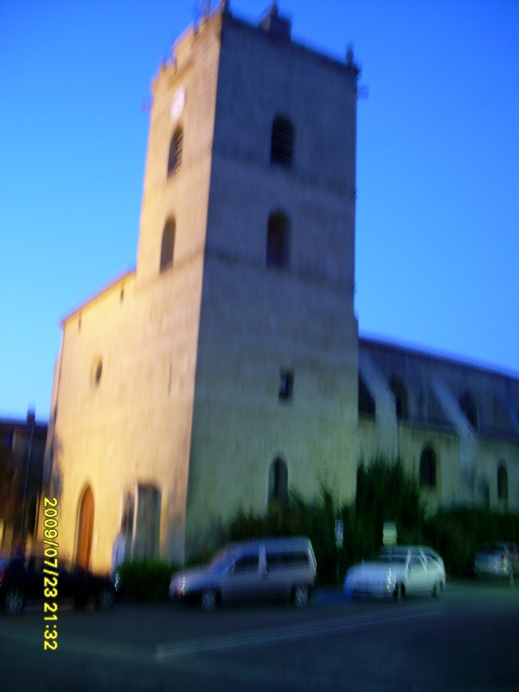 La place devant l'église - Boujan-sur-Libron