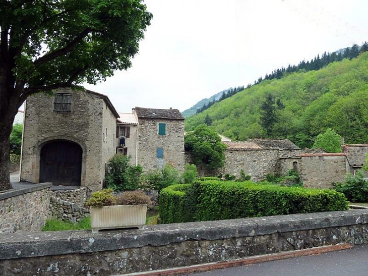 Photo à Castanet-le-Haut (34610) : Séchoir à chataignes ...