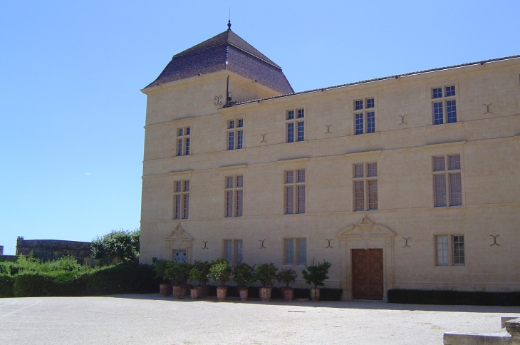 Une aile du château - Castries