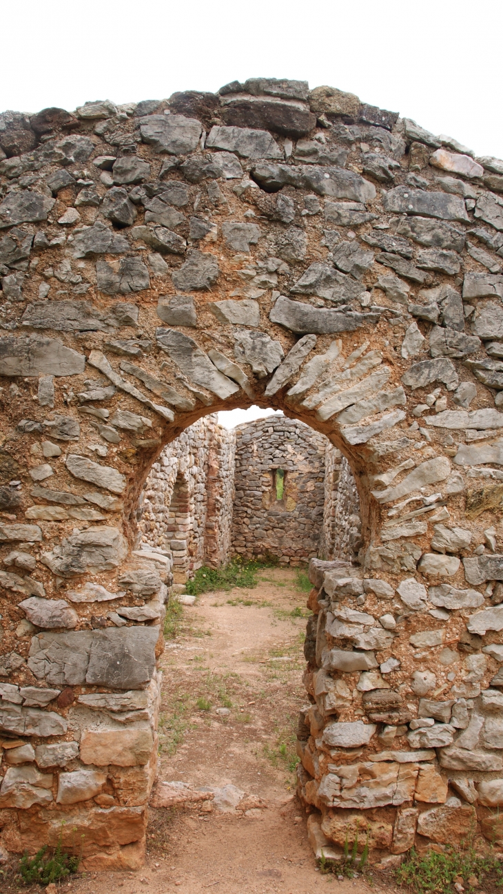 -Ruines du Château St Baulery qui Comprenait l'église St Bauzille 11 Em Siècle - Cébazan