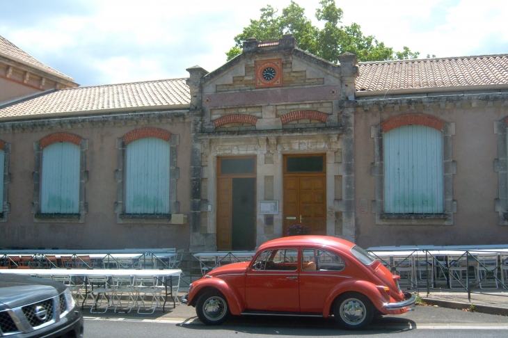 Dans la rue,des tables - Fontès