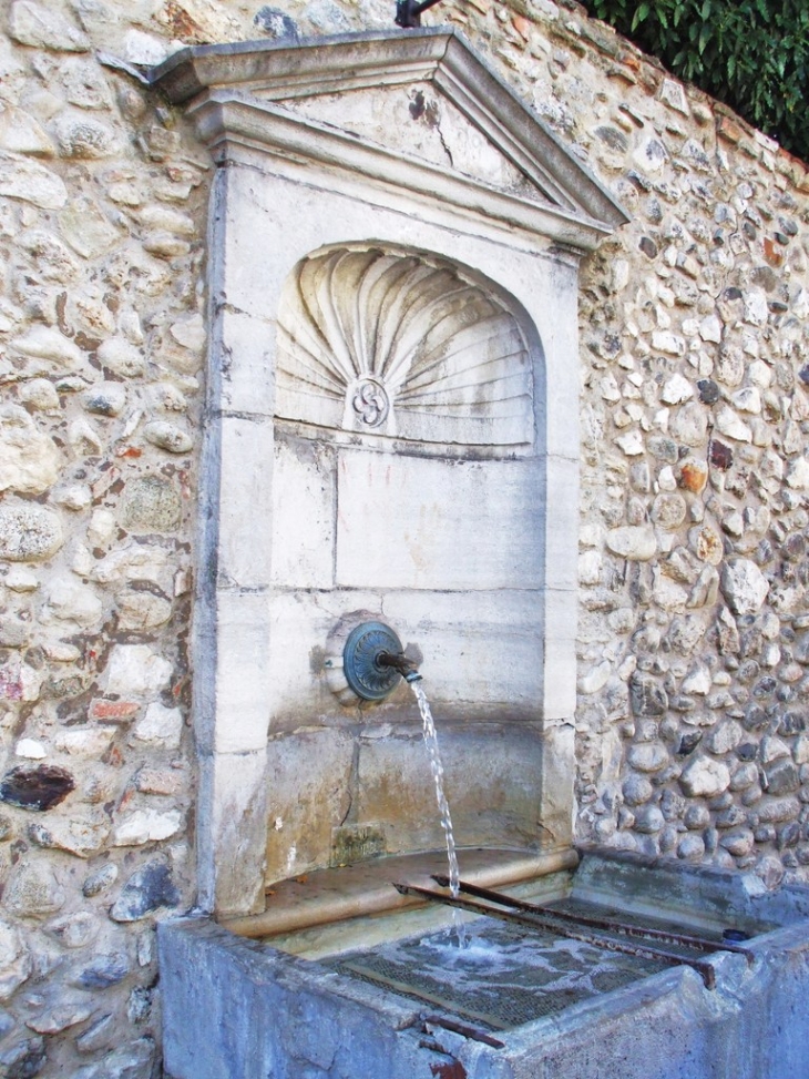 Fontaine ancienne - Ganges