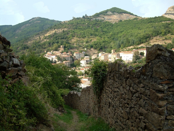 Village pris sur la descente du Castan - Graissessac