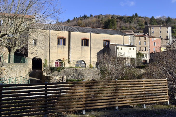 La maison du peuple vue du petit sentier - Graissessac