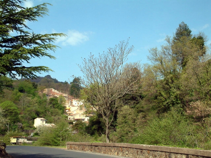 ^l'entrée du village, vue sur le Castan - Graissessac