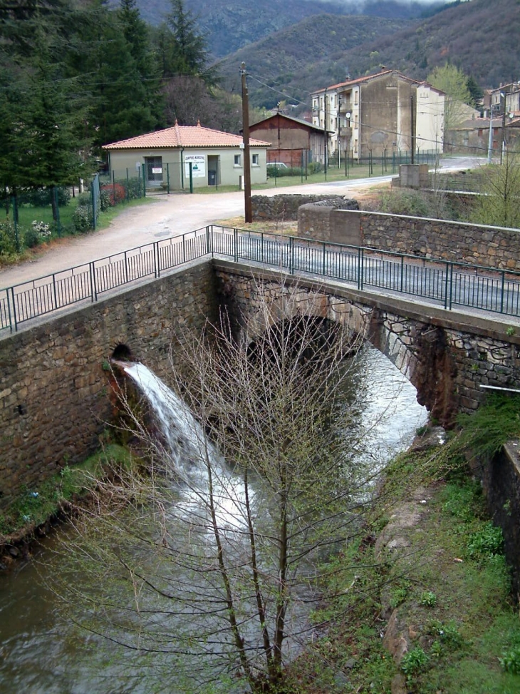 Source tombant dans le Clédou - Graissessac