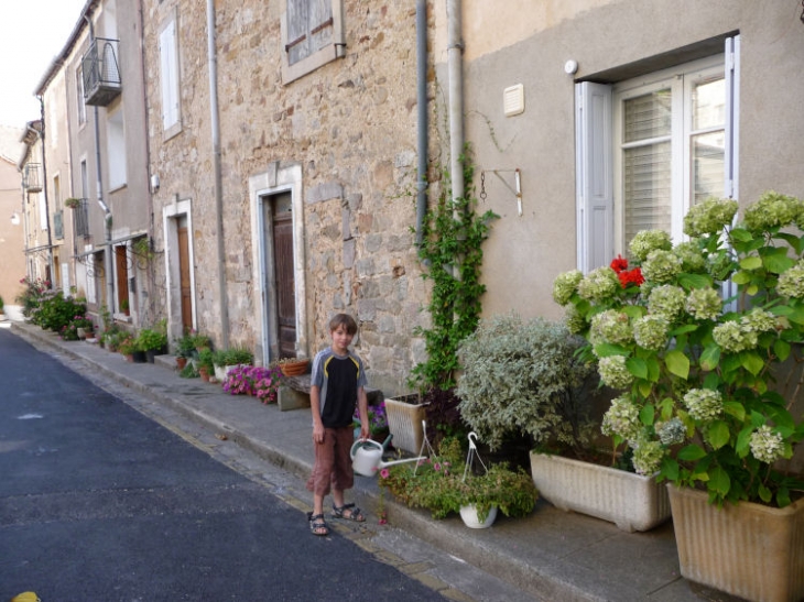 En grande randonnée, au départ le matin de Joncels, nous avons vu ce beau petit homme qui arrosait les fleurs...