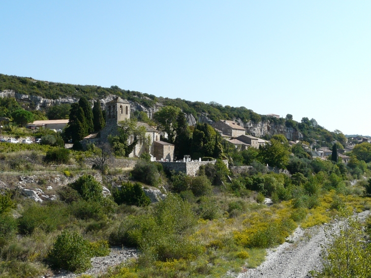 Le village à l'abrit de la falaise - La Caunette