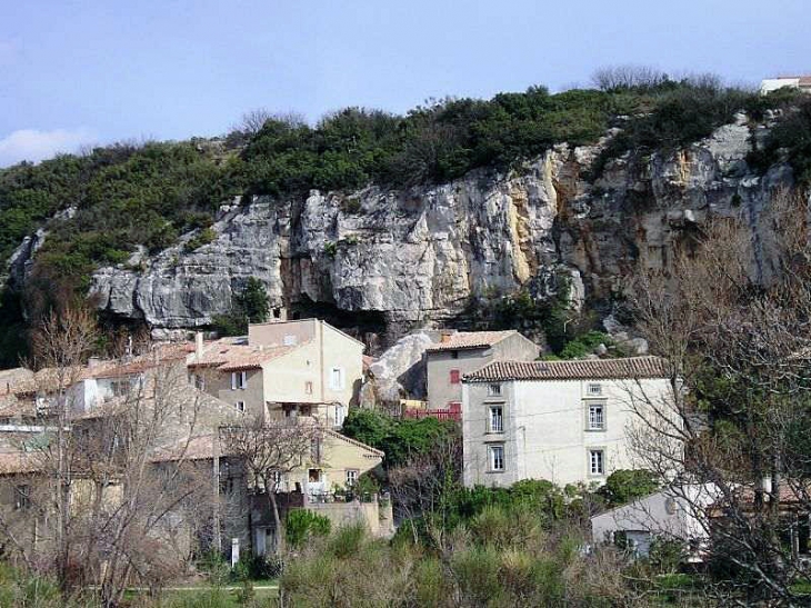 Sous la falaise - La Caunette