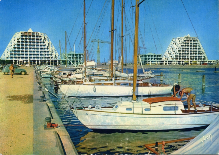 Le Port et les Immeubles pyramidaux (carte postale de 1970) - La Grande-Motte