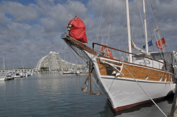 La Grande Motte affiche sa vocation marine, la pyramide gonfle sa voilure pour une nouveau départ. Christian Pondeville - créArtiss - La Grande-Motte