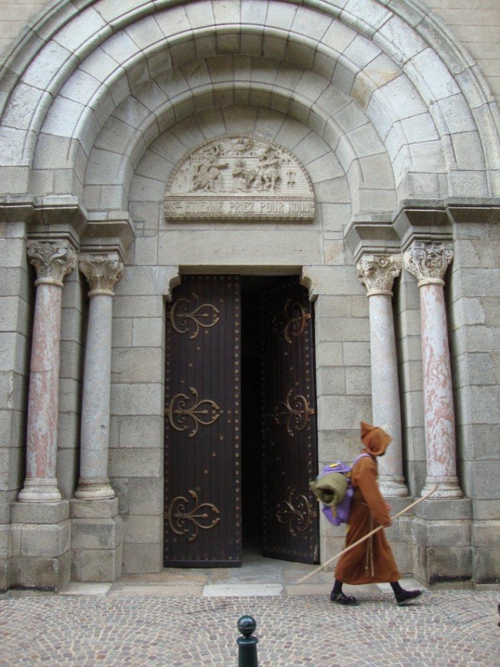 La Salvetat-sur-Agout (34330) pèlerin sortant de l'église