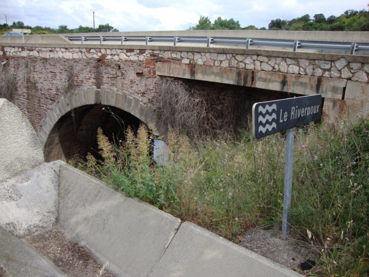 Le Bosc (34700) près St.Fréchoux: pont du A75 sur le Rivernoux 