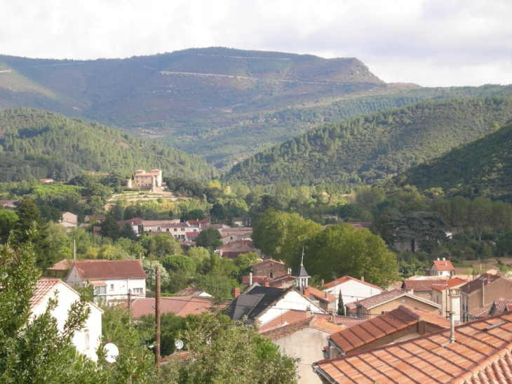 Vue du Château de Cazillac depuis Le Bousquet d'Orb - Le Bousquet-d'Orb