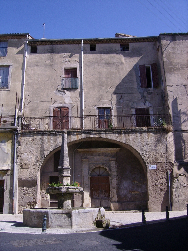 Place Du Griffe - Le Pouget