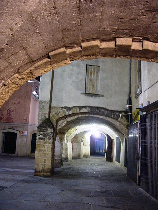 Sous les arcades la nuit - Lunel