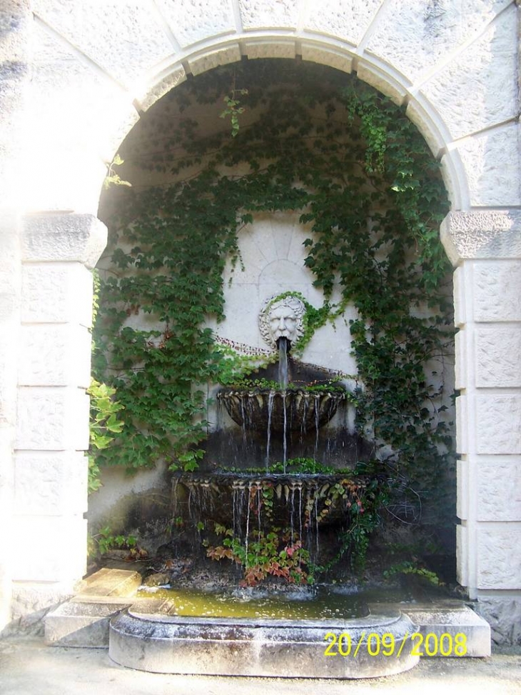 Fontaine du château - Margon