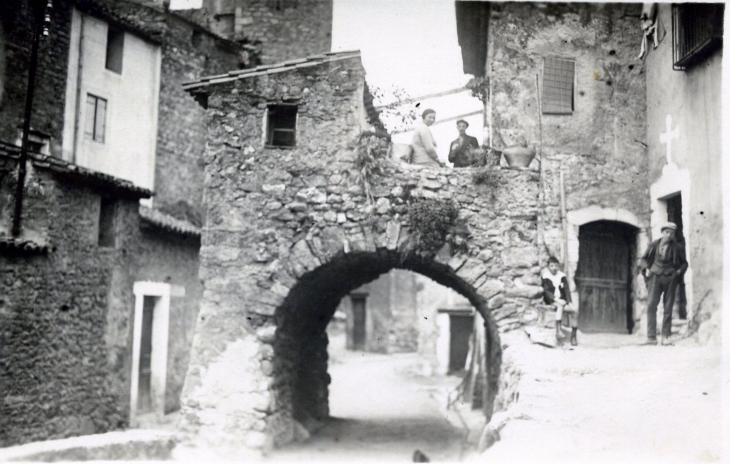 Le porche en 1925 - Nébian